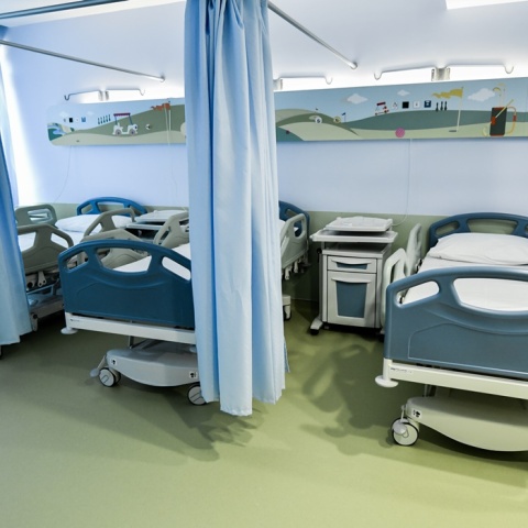 Κρεβάτια σε θάλαμο νοσοκομείου