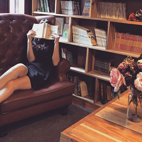 Γυναίκα που διαβάζει βιβλίο