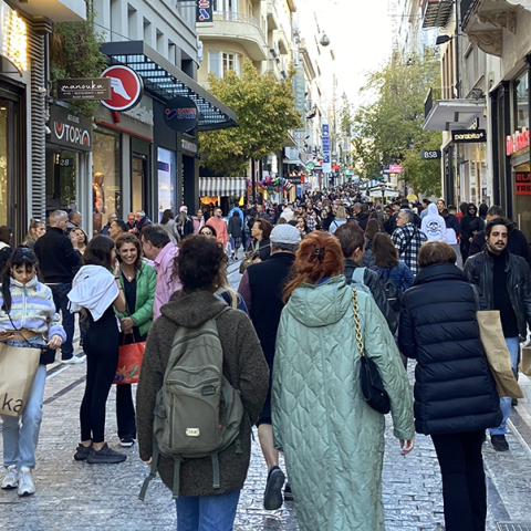 Καταναλωτές στην Ερμού. 