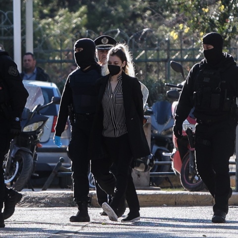 Η Ρούλα Πισπιρίγκου κατά τη μεταγωγή της στο ανακριτικό γραφείο