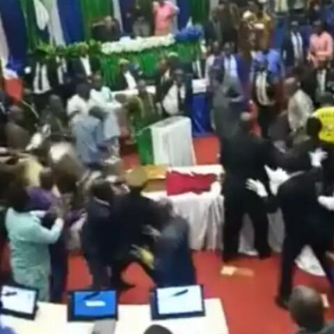 Ξύλο στη Βουλή της Σιέρα Λεόνε