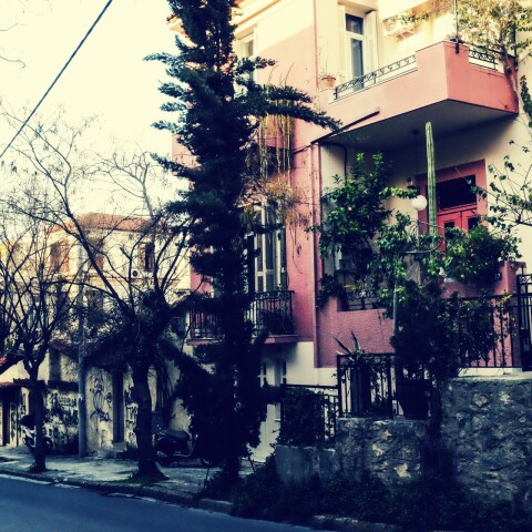 Σπίτι που έξω έχει δέντρα