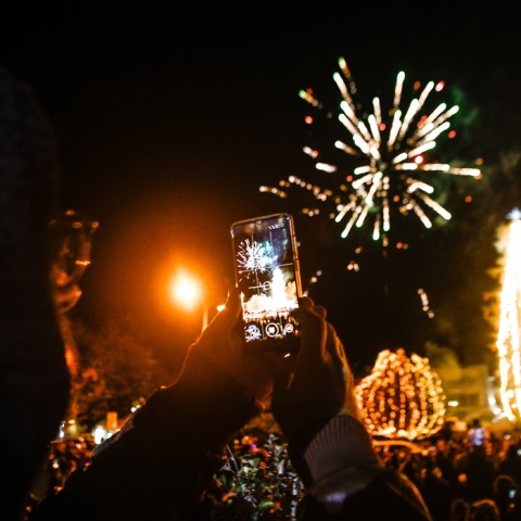 Φωταγωγήθηκε το ψηλότερο χριστουγεννιάτικο δέντρο στα Τρίκαλα - Πολίτες απαθανάτισαν τη στιγμή με το κινητό τους τηλέφωνο