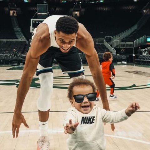 Με ανάρτησή του στο Instagram,  o Γιάννης Αντετοκούνμπο απευθύνει κάλεσμα για αγώνα μπάσκετ 3 εναντίον 3 σε Μάικλ Τζόρνταν, Μάτζικ Τζόνσον, Σακίλ Ο’Νιλ.