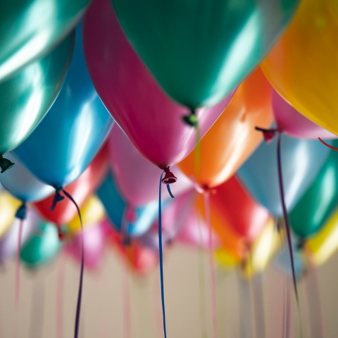 Ποιοι γιορτάζουν σήμερα 28 Νοεμβρίου; Το εορτολόγιο της Athens Voice σου τους θυμίζει. Μην ξεχάσεις να τους δώσεις τις καλύτερες ευχές σου!