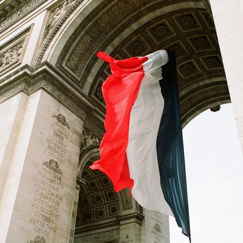 Επί σειρά ετών γαλλικές οικογένειες υιοθετούσαν ξένα παιδιά που είχαν «κλαπεί» από τις οικογένειες τους - Το ρεπορτάζ της Le Monde που έφτασε στη Δικαιοσύνη.