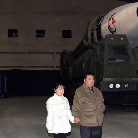 Κιμ Γιονγκ Ουν: Στόχος να γίνει η Βόρεια Κορέα η ισχυρότερη πυρηνική δύναμη στον κόσμο - Εμφανίστηκε σε στρατιωτική επιθεώρηση με την κόρη του.