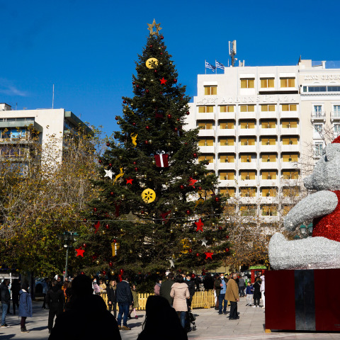 Το στολισμένο χριστουγεννιάτικο δέντρο στο Σύνταγμα