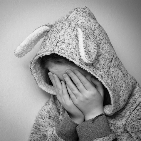 Ανήλικη κρύβει με τα χέρια της το πρόσωπό της