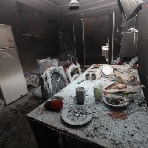 Καμένα σημεία σε σπίτι μετά τη φωτιά σε διαμέρισμα στον Κολωνό