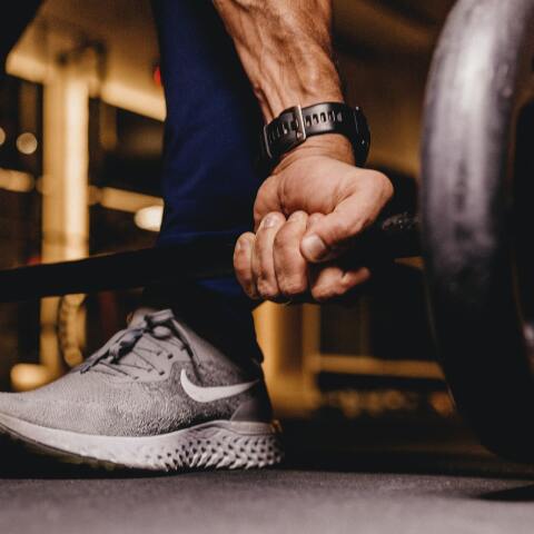 Άνδρας σηκώνει βάρη - Φαίνονται τα παπούτσια, και το ρολόι του