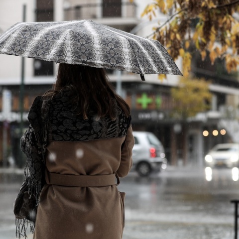 Ο καιρός τη Δευτέρα, 28 Νοεμβρίου: Νεφώσεις, τοπικές βροχές και σχετικά χαμηλές για την εποχή θερμοκρασίες - Η πρόγνωση του meteo.
