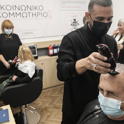Στιγμιότυπο από το Κοινωνικό Κομμωτήριο του ΚΥΑΔΑ. 