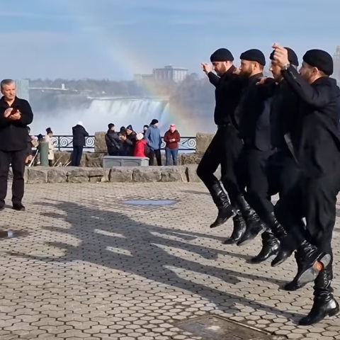 Στους καταρράκτες του Νιαγάρα ταξίδεψαν μέλη του Παραδοσιακού Συλλόγου Χανίων «Τα Σφακιά» - Χόρεψαν με φόντο τα διάσημα νερά.