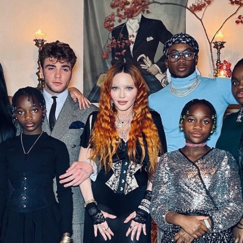 Η Μαντόνα με τα έξι της παιδιά