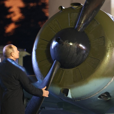 Ο πόλεμος στην Ουκρανία, τα σενάρια για μία πιθανή ήττα της Ρωσίας, η στρατηγική του Βλαντιμίρ Πούτιν και οι επιπτώσεις για τον κόσμο.