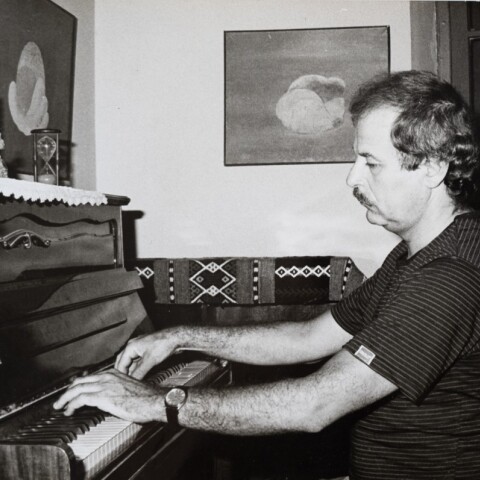 Ο μουσικός παραγωγός Άγγελος Σφακιανάκης θυμάται τη γνωριμία του και τη συνεργασία με τον συνθέτη Γιάννη Σπανό.