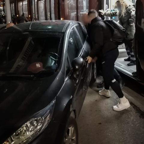 Αυτοκίνητο εμποδίζει τη διέλευση τραμ στη Νέα Σμύρνη και πολίτες προσπαθούν να το απομακρύνουν από τις ράγες