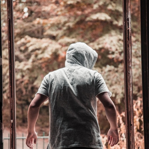 Διαρρήκτης με κουκούλα σε μπαλκόνι σπιτιού