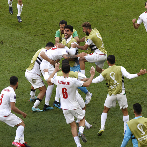 Η εθνική ομάδα του Ιράν πανηγυρίζει γκολ κόντρα στην Ουαλία. 