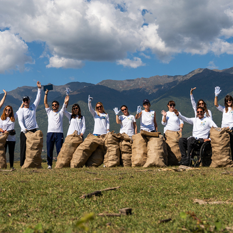 Εκπρόσωποι της Lidl Ελλάς και  του Κοινωφελούς Ιδρύματος Αθανάσιος Κ. Λασκαρίδης μαζί με εθελοντές του προγράμματος «Plastic free Greece»