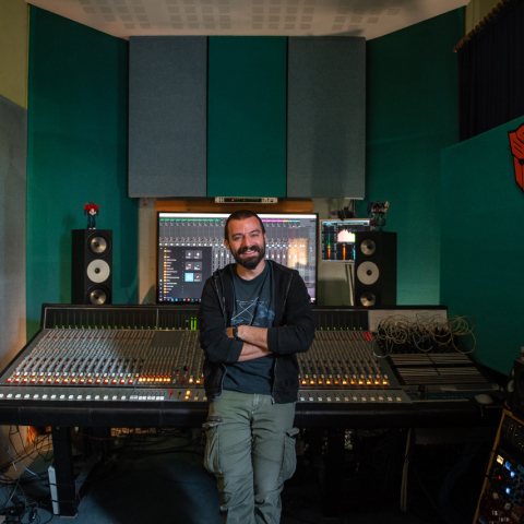 Επίσκεψη στο Unreal Studio: Ο μηχανικός ήχου Άλεξ Κετεντζιάν μιλά για τη διαδικασία ηχογράφησης, την παραγωγή και την ολοκλήρωση ενός άλμπουμ.