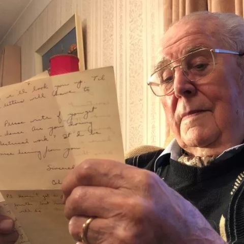 Συνεχίζουν να ανταλλάσσουν επιστολές δύο φίλοι που αλληλογραφούν από τη δεκαετία του 1930 - Η επικοινωνία ξεκίνησε στα 20 τους χρόνια.