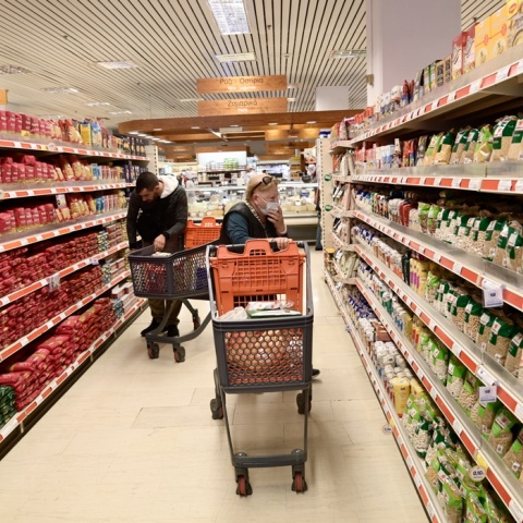 Καταναλωτές σε σούπερ μάρκετ αγοράζουν προϊόντα από το καλάθι του νοικοκυριού