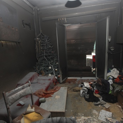 Καμένα αντικείμενα μέσα στους μαύρους από τους καπνούς στο διαμέρισμα του Κολωνού