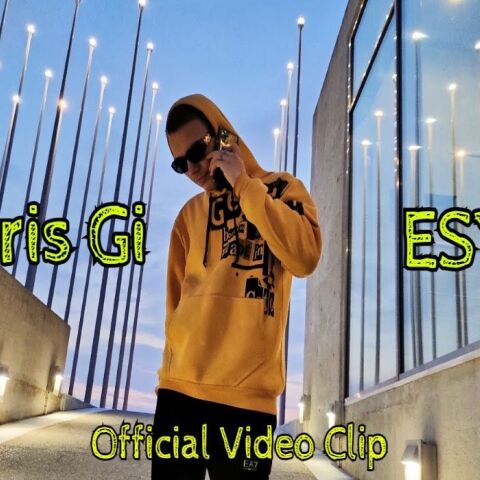 Μαθητής ΕΠΑΛ με κίτρινο φούτερ ποζάρει στο βίντεο κλιπ του τραγουδιού του σχολείου για τα ανθρώπινα δικαιώματα