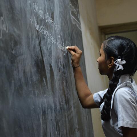 Μαθήτρια γράφει σε μαυροπίνακα σχολείου