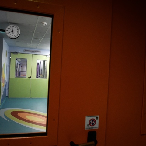 Πόρτα σε διάδρομο παιδιατρικού νοσοκομείο όπου επικρατούν πολλά και έντονα χρώματα