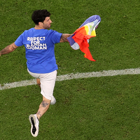 Ένας άντρας μπήκε στο γήπεδο σε αγώνα του Μουντιάλ 2022 φορώντας μπλούζα "Σεβασμός στις Ιρανές" και κρατώντας LGBTQ σημαία