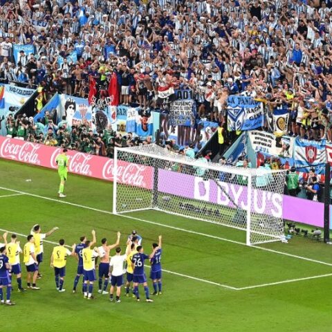 Οι παίκτες της Αργεντινής πανηγυρίζουν την πρόκρισή τους στους «16» του Μουντιάλ