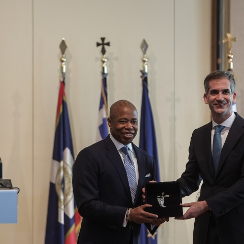 Αθήνα και Νέα Υόρκη υπέγραψαν Σύμφωνο Αδελφοποίησης - Στην πρωτεύουσα διοργανώνεται η Παγκόσμια Σύνοδος Δημάρχων κατά του Αντισημιτισμού.