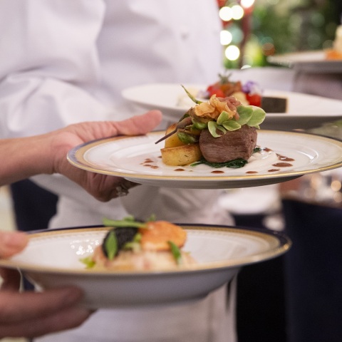 Ο Αμερικανός πρόεδρος Τζο Μπάιντεν φιλοξενεί τον Γάλλο ομόλογό του, Εμανουέλ Μακρόν, στο πρώτο επίσημο δείπνο της προεδρίας του - Το μενού του Λευκού Οίκου.