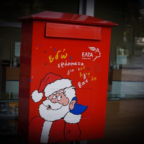 Κόκκινο γραμματοκιβώτιο για τις επιστολές στον Άγιο Βασίλη έξω από τα ΕΛΤΑ