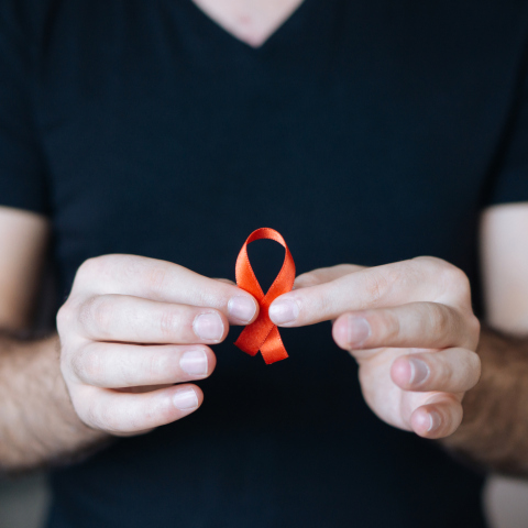 H κόκκινη κορδέλα, το έμβλημα κατά του HIV, για την Παγκόσμια Ημέρα κατά του AIDS