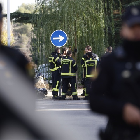 Αστυνομικοί στο σημείο της μικρής έκρηξης στην πρεσβεία της Ουκρανίας στην Ισπανία