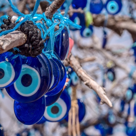 Τουλάχιστον 4 στους 10 πιστεύουν σε μαγικά και κατάρες, σύμφωνα με επιστημονική έρευνα - Ποια η θέση της χώρας μας στον παγκόσμιο χάρτη δεισιδαιμονίας.