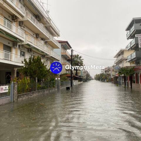 Πλημμυρισμένος δρόμος από την έντονη βροχόπτωση στην Πιερία