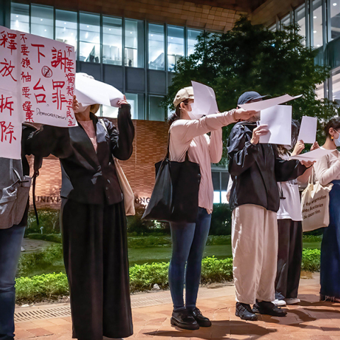 Διαδηλωτές στην Κίνα κρατούν λευκά χαρτιά κατά τη διάρκεια της διαδήλωσης ενάντια στη λογοκρισία των μηδενικών πολιτικών Covid-19