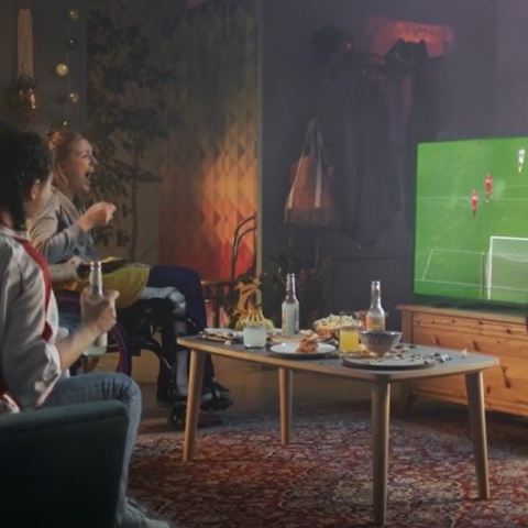 «Πράσινο» μήνυμα εξοικονόμησης ενέργειας περνά στους ποδοσφαιρόφιλους και όχι μόνο η Ευρωπαϊκή Επιτροπή - Το βίντεο που δημιούργησε σε συνεργασία με τη UEFA. 