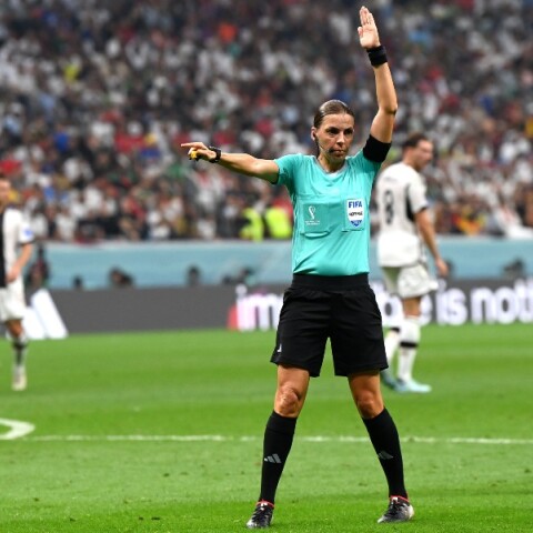 Στεφανί Φραπάρ - Η πρώτη γυναίκα που σφυρίζει σε αγώνα Μουντιάλ