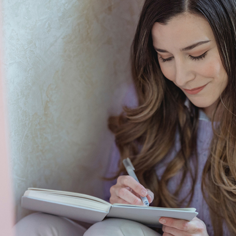 Γυναίκα που γράφει σε ημερολόγιο