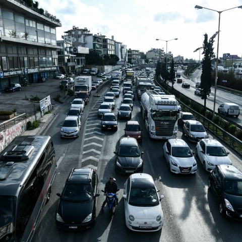 Αυτοκίνητα σχηματίζουν ουρές στη λεωφόρο Κηφισού