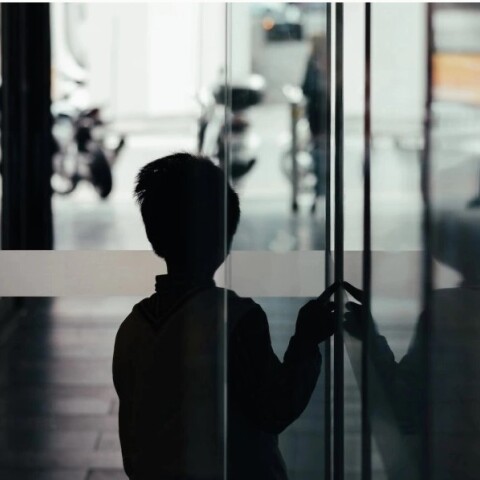 Παιδί σε σκοτεινό διάδρομο