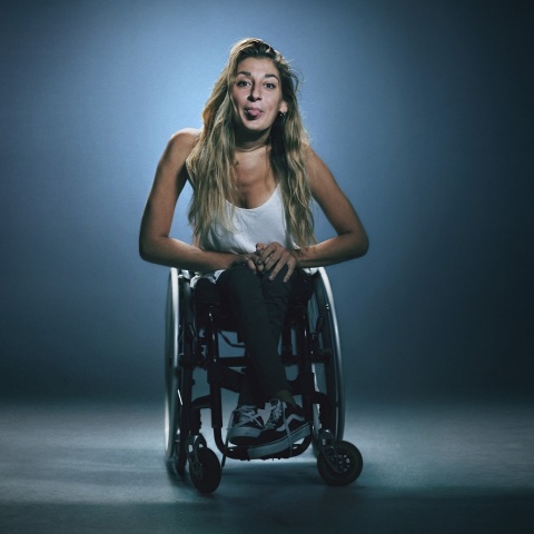 Παγκόσμια Ημέρα Ατόμων με Αναπηρία: Η Πατρίτσια Τόσκα, παραπληγική εκ γενετής, διηγείται την ιστορία της με αφορμή την ταινία «Handbrake».