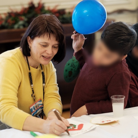 Κιβωτός του Κόσμου: Δυσανασχέτησε από την παρουσία δημοσιογράφων έξω από τη δομή της ΜΚΟ η πρεσβυτέρα - Δεν έκρυψε τα νεύρα της από τις κάμερες.