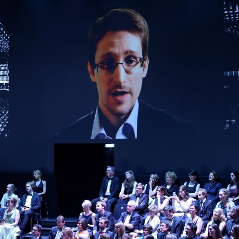 Ο κατηγορούμενος για κατασκοπεία πρώην συνεργάτης της CIA και της Εθνικής Υπηρεσίας Ασφαλείας Έντουαρντ Σνόουντεν έλαβε ρωσικό διαβατήριο - Η αντίδραση των ΗΠΑ.